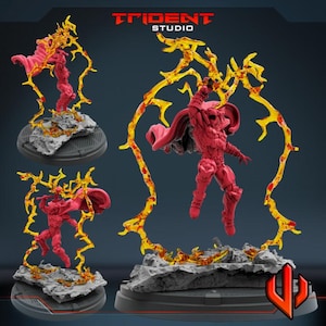 Op de afbeelding: Een rood en geel miniatuurfiguur van een superheld met een cape, die een bliksem vasthoudt, staand op een rotsachtige basis met gele bliksem effecten.