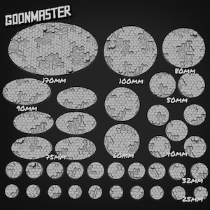 Pode incluir: Uma coleção de bases de jogo cinzentas com textura de favo de mel e detalhes de grão de madeira. Os tamanhos variam de 25 mm a 170 mm. O texto "GOONMASTER" está no topo. As bases são ovais e circulares.