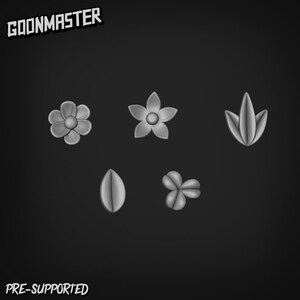 Può includere: Cinque disegni di fiori e foglie stampati in 3D. I disegni sono di colore grigio e sono pre-supportati. I disegni includono un fiore semplice, un fiore a cinque petali, un trifoglio a tre foglie, una foglia singola e un disegno a tre foglie.