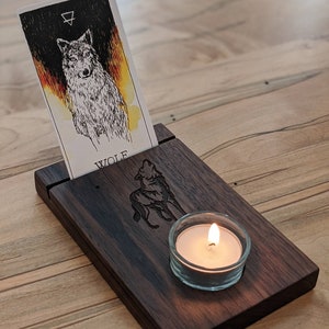 Exhibición del soporte de la tarjeta del tarot de madera de nogal con espíritu guía animal - soporte de tarjeta de diseño grabado con luces de té