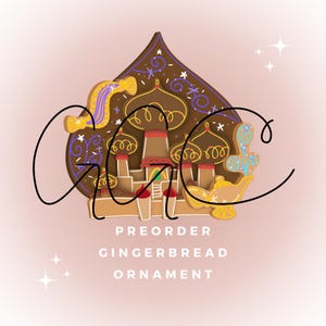 Pode incluir: Um enfeite de gingerbread em forma de palácio com uma lâmpada de gênio e uma trança roxa. O enfeite é marrom, vermelho, amarelo e azul. O texto "PREORDER GINGERBREAD ORNAMENT" está abaixo do enfeite.