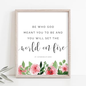 Könnte beinhalten: Ein druckbarer Spruch mit rosa Aquarellblumen am unteren Rand. Der Spruch lautet "Sei, wer Gott dich sein lassen will, und du wirst die Welt in Brand setzen." Der Spruch wird der Heiligen Katharina von Siena zugeschrieben.