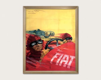 Puede incluir: Un póster enmarcado de estilo vintage que muestra un coche de carreras Fiat rojo con un conductor que lleva una capucha roja y gafas negras. El fondo es un degradado amarillo y se ve un segundo coche azul. La palabra FIAT aparece en color blanco.