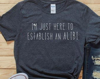 Sono qui solo per stabilire una camicia alibi, maglietta True Crime Lover, Funny Sarcastic Crime Shirt, T-shirt unisex, Felpa con cappuccio, Felpa, Canottiera