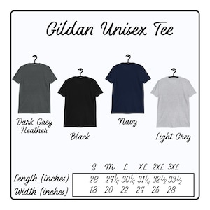 Pu&ograve; includere: Gildan Unisex Tee in cinque colori: grigio melange scuro, nero, blu navy, grigio chiaro e bianco. Tabella delle taglie con misure di lunghezza e larghezza in pollici.
