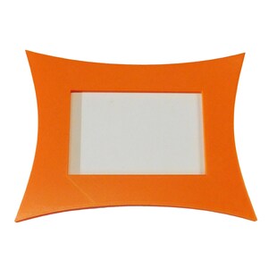K&ouml;nnte beinhalten: Ein orangefarbener Bilderrahmen mit einem einzigartigen, geschwungenen Design. Der Rahmen hat eine rechteckige &Ouml;ffnung f&uuml;r ein Foto oder Kunstwerk. Der Rahmen besteht aus einem festen Material und ist vor einem wei&szlig;en Hintergrund platziert.
