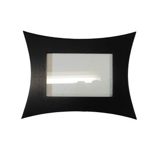 K&ouml;nnte beinhalten: Ein schwarzer Bilderrahmen mit einem einzigartigen, geschwungenen Design. Der Rahmen hat eine rechteckige &Ouml;ffnung mit einem transparenten Glas- oder Kunststoffeinsatz. Die Form des Rahmens ist oben und unten breiter.