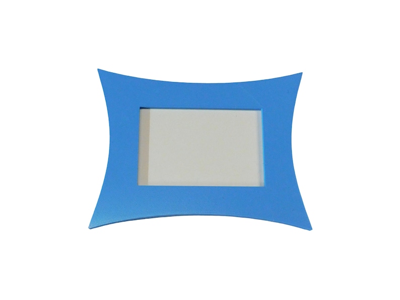 K&ouml;nnte beinhalten: Ein blauer Bilderrahmen mit einem einzigartigen, geschwungenen Design. Der Rahmen hat eine rechteckige &Ouml;ffnung f&uuml;r ein Foto und besteht aus einem einfarbigen, hellblauen Material. Die Kanten des Rahmens sind nach au&szlig;en gew&ouml;lbt, was ihm ein modernes Aussehen verleiht.
