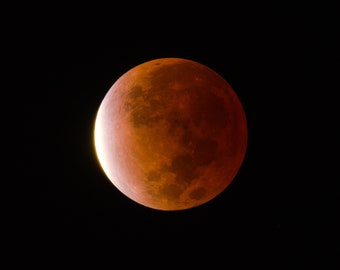 Partial lunar eclipse, blood moon