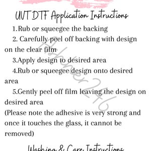 Może przedstawiać: Instrukcja i wskazówki dotyczące pielęgnacji folii UV-DTF na kubki. Różowe tło zawiera instrukcje dotyczące aplikacji i prania. Instrukcje dotyczące aplikacji obejmują pocieranie podkładu, odklejanie folii i nakładanie wzoru. Instrukcja prania: tylko pranie ręczne i suszenie.