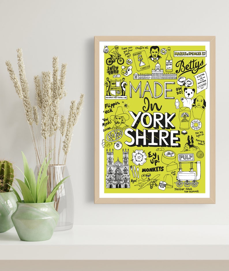 Puede incluir: Un estampado enmarcado con un fondo verde claro e ilustraciones en blanco y negro. El texto "MADE IN YORKSHIRE" se muestra de forma destacada. El estampado presenta varios dibujos y elementos de texto tem&aacute;ticos de Yorkshire.