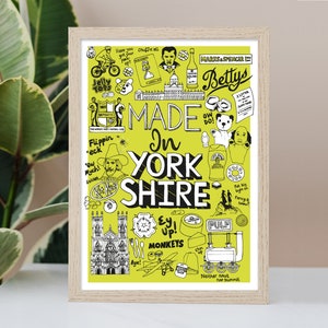 Puede incluir: Un p&oacute;ster enmarcado con un fondo verde lima e ilustraciones en blanco y negro. El texto "MADE IN YORKSHIRE" se muestra de forma destacada. Varios dibujos representan iconos y frases locales, incluyendo "Jelly Tots" y "Flippin' eck".