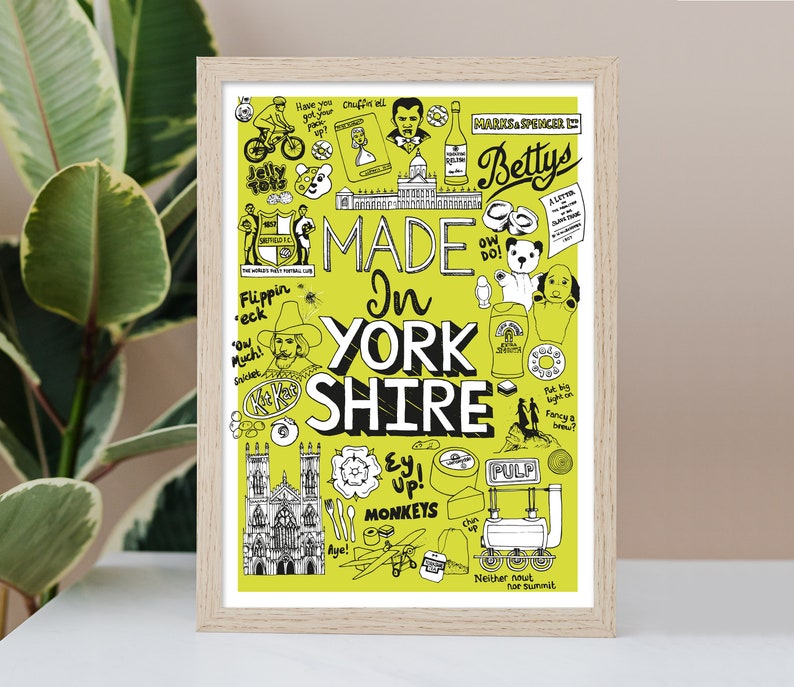 Puede incluir: Un p&oacute;ster enmarcado con un fondo verde lima e ilustraciones en blanco y negro. El texto "MADE IN YORKSHIRE" se muestra de forma destacada. Varios dibujos representan iconos y frases locales, incluyendo "Jelly Tots" y "Flippin' eck".