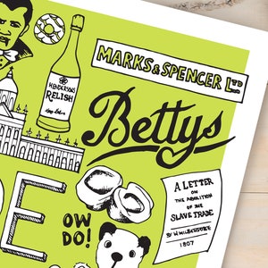 Puede incluir: Una impresi&oacute;n con un fondo verde lima que presenta ilustraciones y texto en blanco y negro. El texto incluye "MARKS & SPENCER LTD" y "Bettys". Otras ilustraciones incluyen un vampiro, una botella de relish y un edificio.