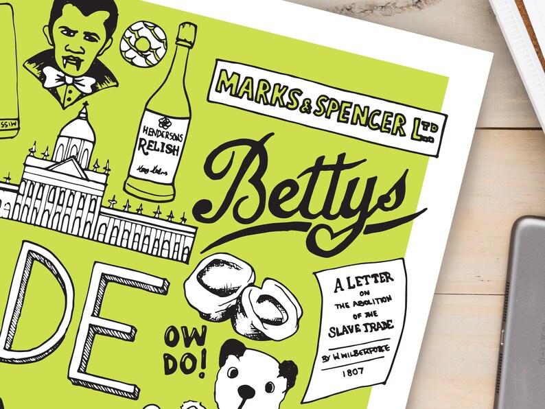 Puede incluir: Una impresi&oacute;n con un fondo verde lima que presenta ilustraciones y texto en blanco y negro. El texto incluye "MARKS & SPENCER LTD" y "Bettys". Otras ilustraciones incluyen un vampiro, una botella de relish y un edificio.