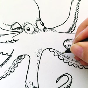 Peut inclure: Un stylo noir ajoute des d&eacute;tails &agrave; une illustration en noir et blanc d'un poulpe. Le poulpe est dessin&eacute; avec une technique de pointill&eacute;, de petits points cr&eacute;ant des ombres et des textures. Les tentacules et le corps sont soulign&eacute;s.