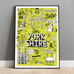 Puede incluir: Un p&oacute;ster enmarcado con un fondo verde lima e ilustraciones en blanco y negro. El p&oacute;ster dice "Made in Yorkshire" con varios dibujos de iconos y frases locales. El p&oacute;ster est&aacute; en un marco negro.