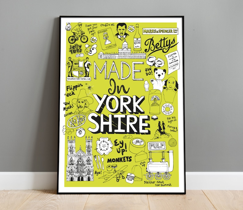 Puede incluir: Un p&oacute;ster enmarcado con un fondo verde lima e ilustraciones en blanco y negro. El p&oacute;ster dice "Made in Yorkshire" con varios dibujos de iconos y frases locales. El p&oacute;ster est&aacute; en un marco negro.