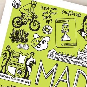 Puede incluir: Una impresi&oacute;n verde lima con ilustraciones en blanco y negro. La impresi&oacute;n incluye un ciclista, un oso de dibujos animados y las palabras "Jelly Tots". Otras ilustraciones incluyen un retrato de una mujer y un edificio.