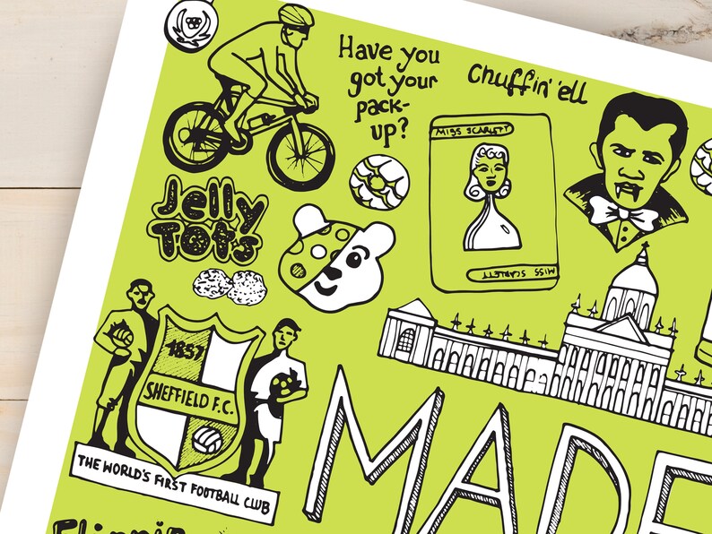 Puede incluir: Una impresi&oacute;n verde lima con ilustraciones en blanco y negro. La impresi&oacute;n incluye un ciclista, un oso de dibujos animados y las palabras "Jelly Tots". Otras ilustraciones incluyen un retrato de una mujer y un edificio.
