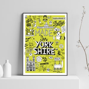 Puede incluir: Una impresi&oacute;n art&iacute;stica enmarcada con un fondo verde lima e ilustraciones en blanco y negro. El texto "MADE IN YORK SHIRE" se muestra de forma destacada. Varios dibujos representan iconos locales, comida y frases.