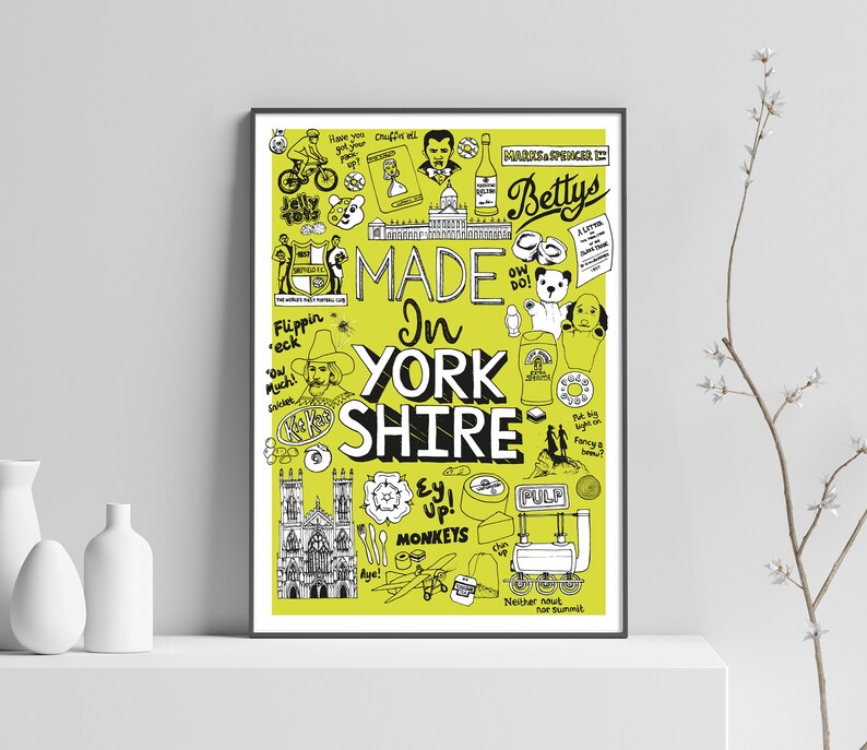 Puede incluir: Una impresi&oacute;n art&iacute;stica enmarcada con un fondo verde lima e ilustraciones en blanco y negro. El texto "MADE IN YORK SHIRE" se muestra de forma destacada. Varios dibujos representan iconos locales, comida y frases.