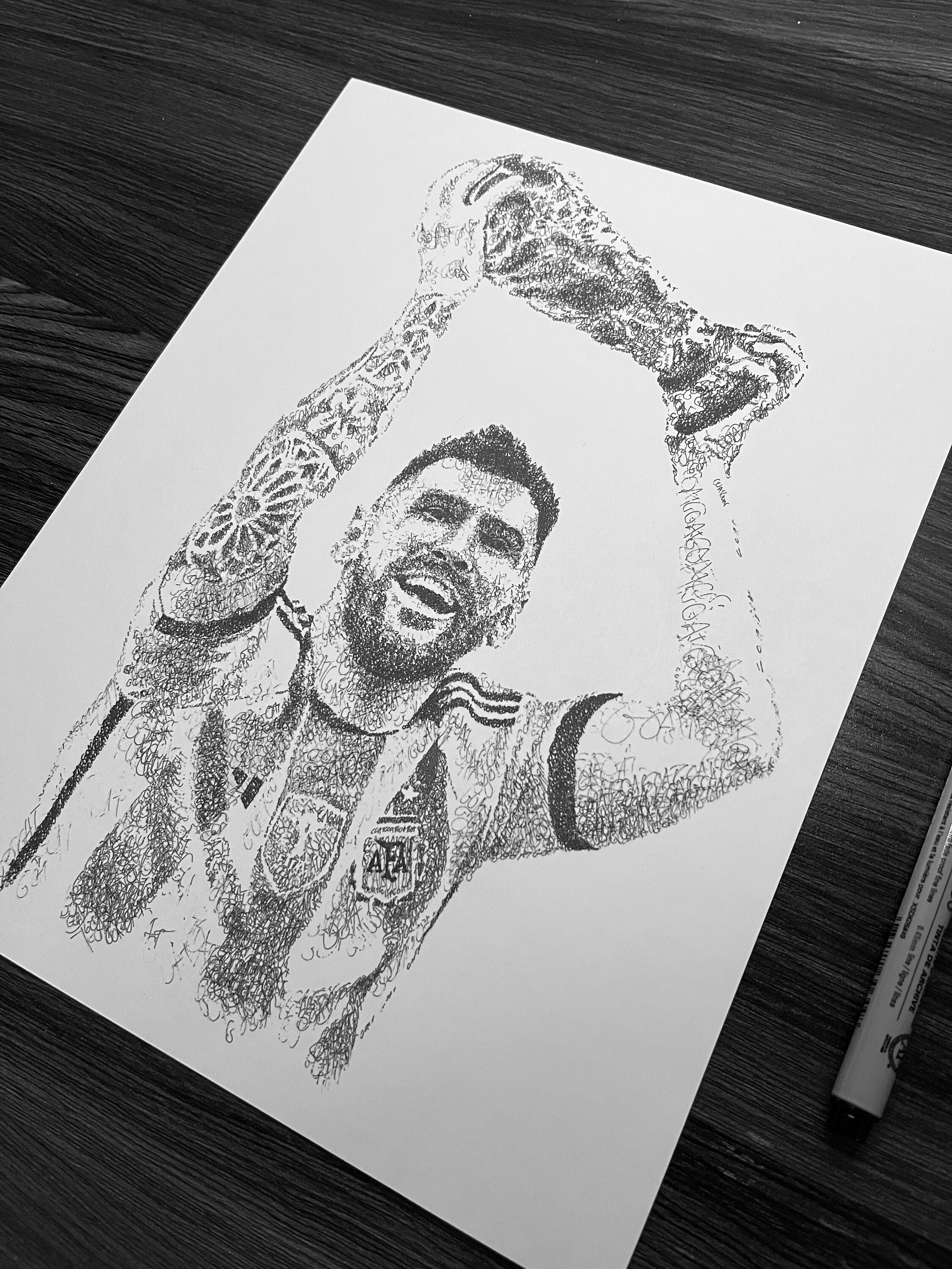 メッシ公式サイン入りトリビュートアートワーク:2022 FIFAワールドカップ Lionel Messi Official Signed Tribute Artwork In Black Wooden
