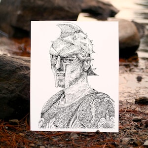 Puede incluir: Un dibujo en blanco y negro a pluma y tinta de un gladiador romano con casco. El dibujo está hecho de palabras y frases.