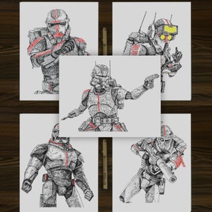 Op de afbeelding: Vijf zwart-witte pentekeningen van Star Wars kloonstrijders. De soldaten zijn getekend in een stippeltechniek, met rode accenten. De soldaten staan allemaal in verschillende poses, sommige houden wapens vast.