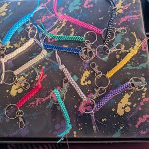 2-pack Boondoggle nyckelringar (genomskinlig + valfri färg)