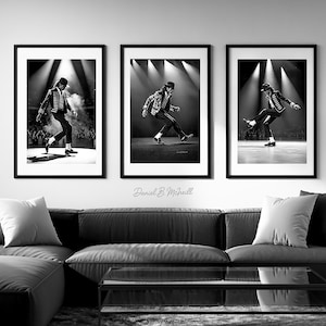 Peut inclure: Trois tirages encadrés en noir et blanc d'un artiste sur scène. L'artiste, vêtu d'une veste et d'un chapeau, est capturé en pleine danse. Les tirages sont exposés au-dessus d'un canapé d'angle gris avec des coussins blancs et une table basse en verre.