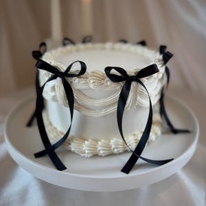 Pastel falso blanco con cinta negra