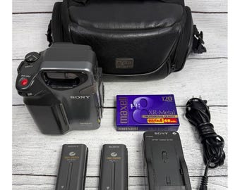 Filmadora Sony Handycam CCD-SC5 Video 8 com carregador, baterias, estojo e fita.