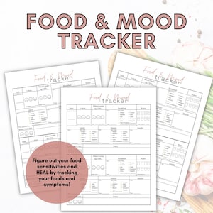 Op de afbeelding: Een stapel witte papieren voedsel- en stemmingsvolgbladen met de woorden "FOOD & MOOD TRACKER" bovenaan. De bladen hebben secties voor het volgen van voedsel, stemming en symptomen. Een roze cirkel met tekst staat linksonder.