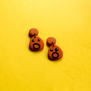 Schreiender Mann / Kieselsteinform / Minimalistisches Muster / Ohrringe aus Polymerclay / Handgefertigter Schmuck / Statement-Accessoires