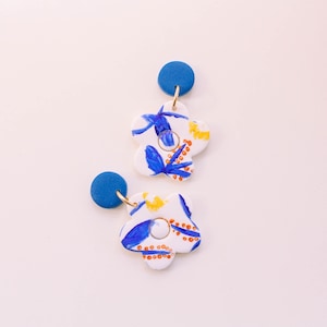 Blue flowers/Hand painted floral earrings/Minimalist pattern/Floral shape/Handmade jewellery/Polymer clay earrings/Statement accessories