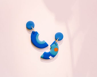Collection fleurs bleues/Boucles d'oreilles faites main/Minimaliste/Bijoux en pâte polymère/Motif abstrait/Boucles d'oreilles tendance/Livraison gratuite
