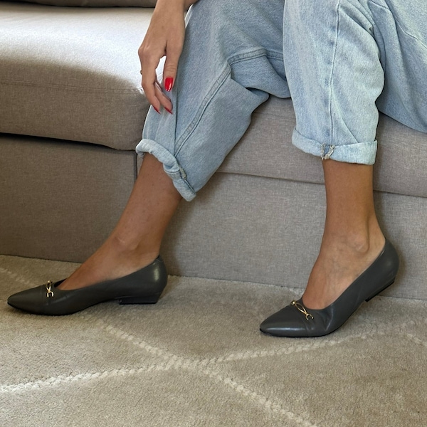 Vintage 80s Women’s Grey Leather Golden Detail Pumps Slip On Short Heel made in Italy