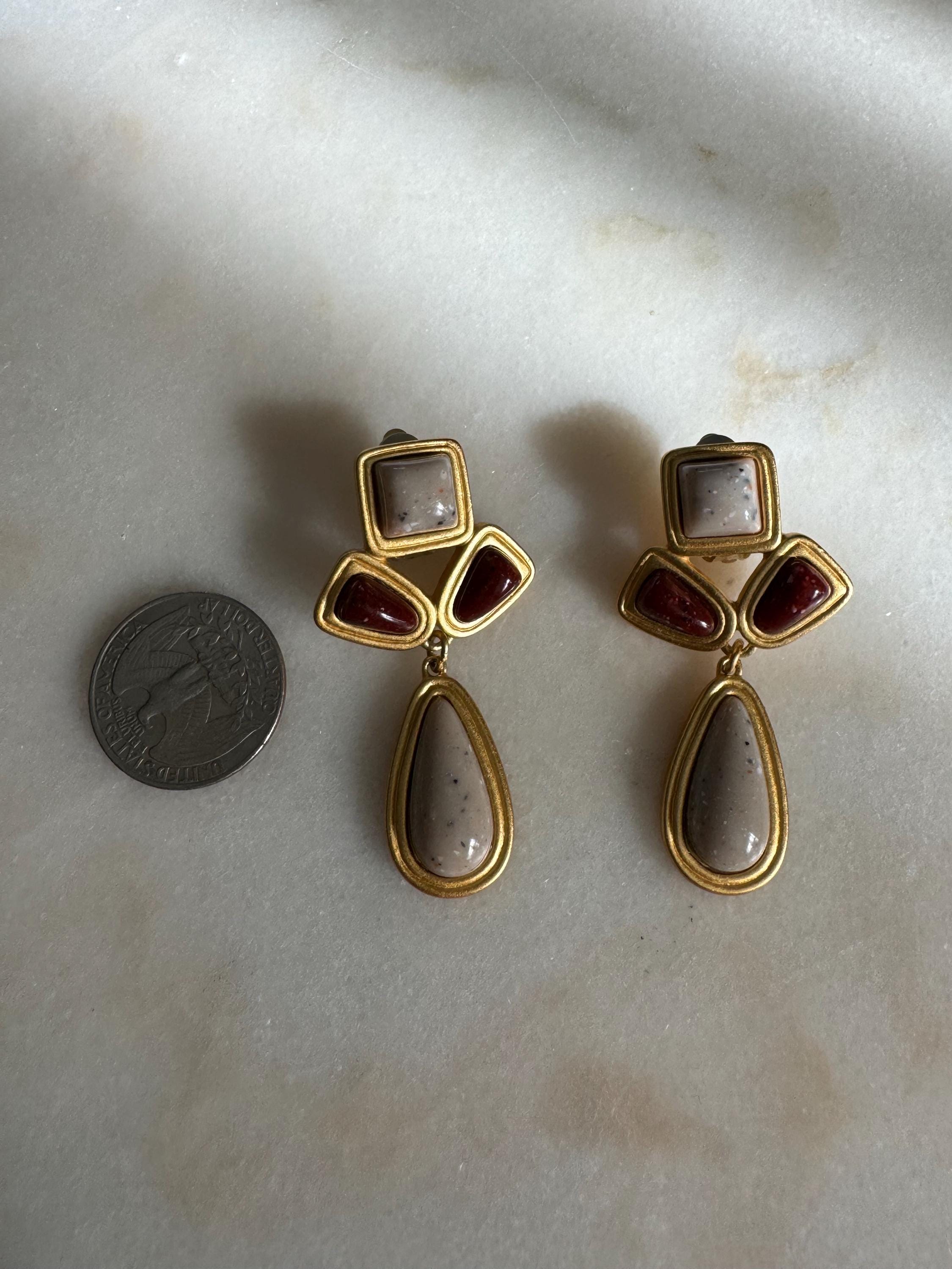 Boucles D'oreilles Vintage Semi-créoles Signées AVON - Résine Ambre Et Motif Acanthe