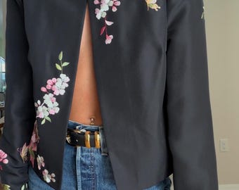 Jaqueta vintage preta em seda pura com bordado floral, tamanho 8.