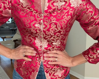 Chaqueta china vintage 100% seda con top de brocado rojo y cierres de nudo.