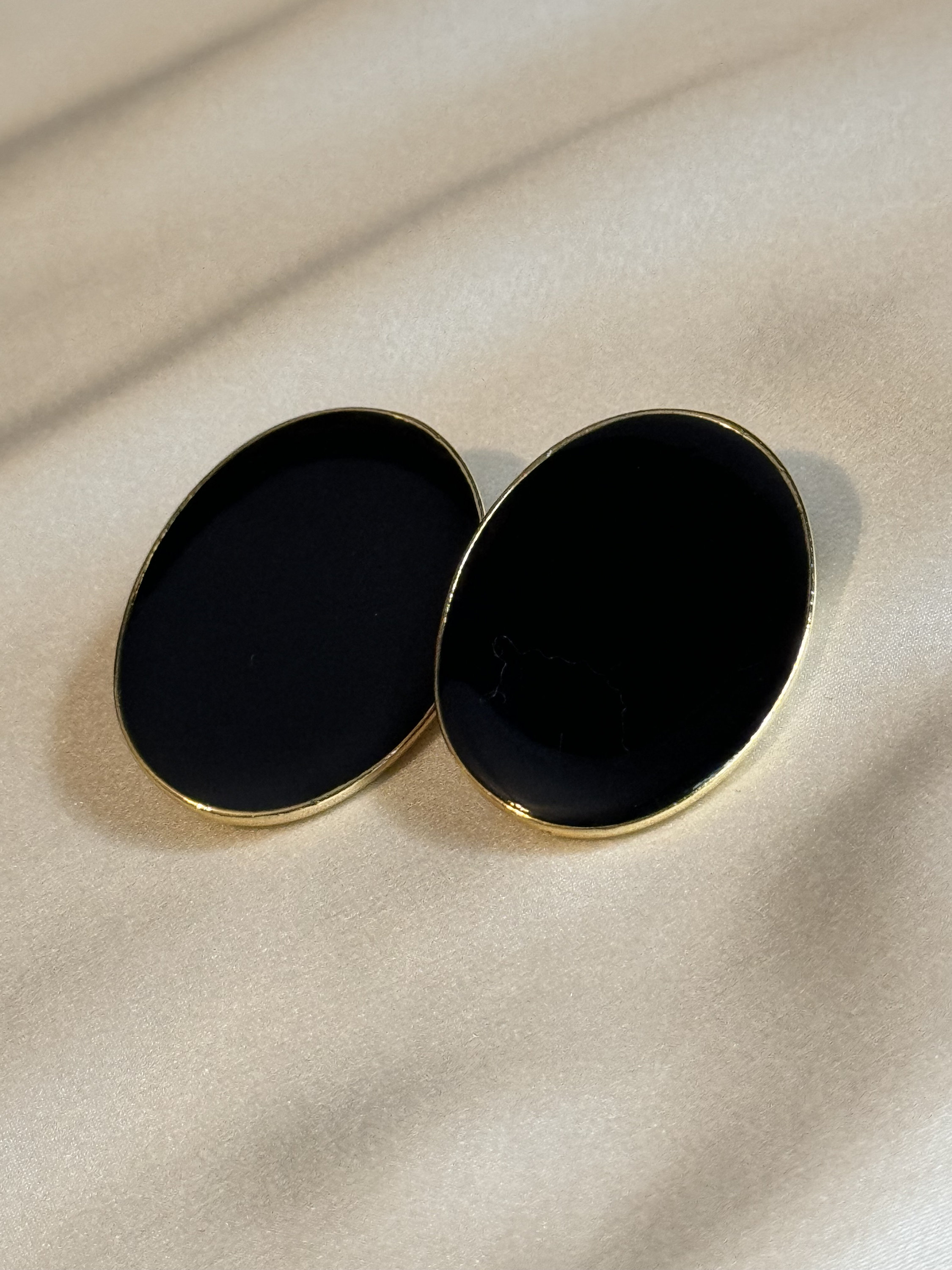 Boucles D'oreilles à Clip Vintage - Bouton Ovale émail Noir, Couleur Or - Occasion En Parfait état