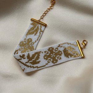 Handmade Beaded White and Gold Floral Pattern Bracelet