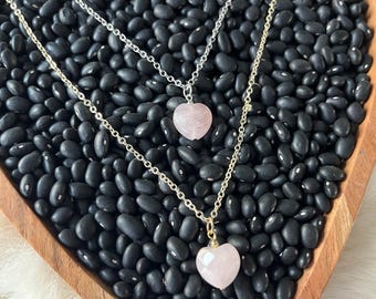 Colar em forma de coração de quartzo rosa