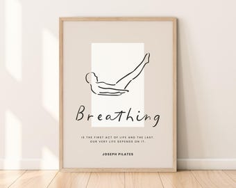 Póster con cita inspiradora de Pilates sobre la respiración, decoración minimalista de estudio de Pilates, ejercicios con el principio de Pilates en mat, ilustración artística sutil y suave.
