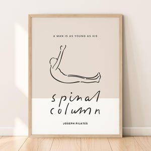 Peut inclure: Une illustration en noir et blanc d'une personne faisant un exercice de Pilates. Le texte "A man is as young as his spinal column" et "Joseph Pilates" sont imprimés sous l'illustration.