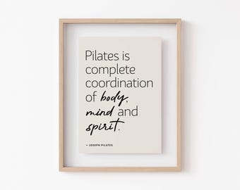 Póster imprimible con frase motivacional de Pilates, arte tipográfico moderno minimalista, obra de arte para estudio de Pilates, decoración de pared suave para instructor.