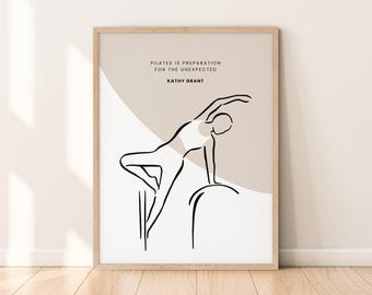 Cita de Kathy Grant sobre Pilates, arte mural imprimible de la postura del barril en la escalera de Pilates, póster de Pilates limpio, ilustración beige, decoración para la salud y el bienestar.