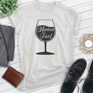 Shirt Mama Fuel, T-shirt uniseks, grappig wijnshirt, schattig wijnshirt, shirt wijnmoeder, shirt wijn Mama, shirt grappig moeder, shirt grappig moeder afbeelding 4