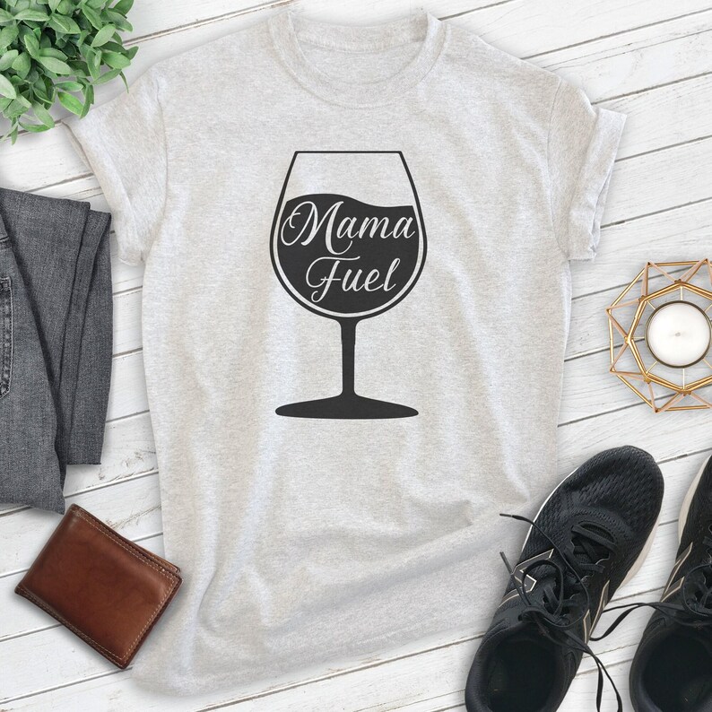 Shirt Mama Fuel, T-shirt uniseks, grappig wijnshirt, schattig wijnshirt, shirt wijnmoeder, shirt wijn Mama, shirt grappig moeder, shirt grappig moeder afbeelding 4